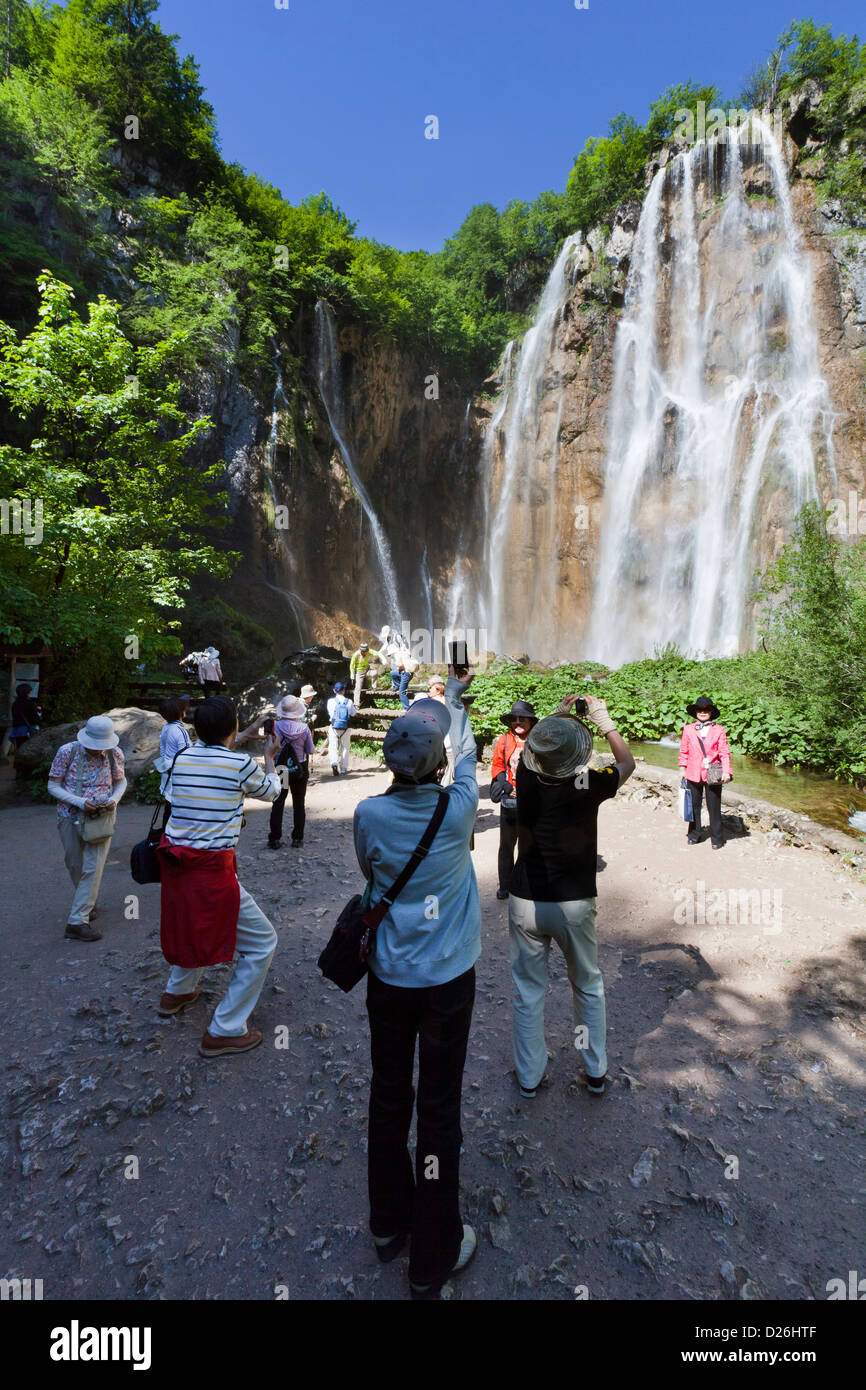 I Laghi di Plitvice nel Parco Nazionale Plitvicka Jezera. I visitatori di scattare le foto alla grande cascata. L'Europa, Croazia Foto Stock