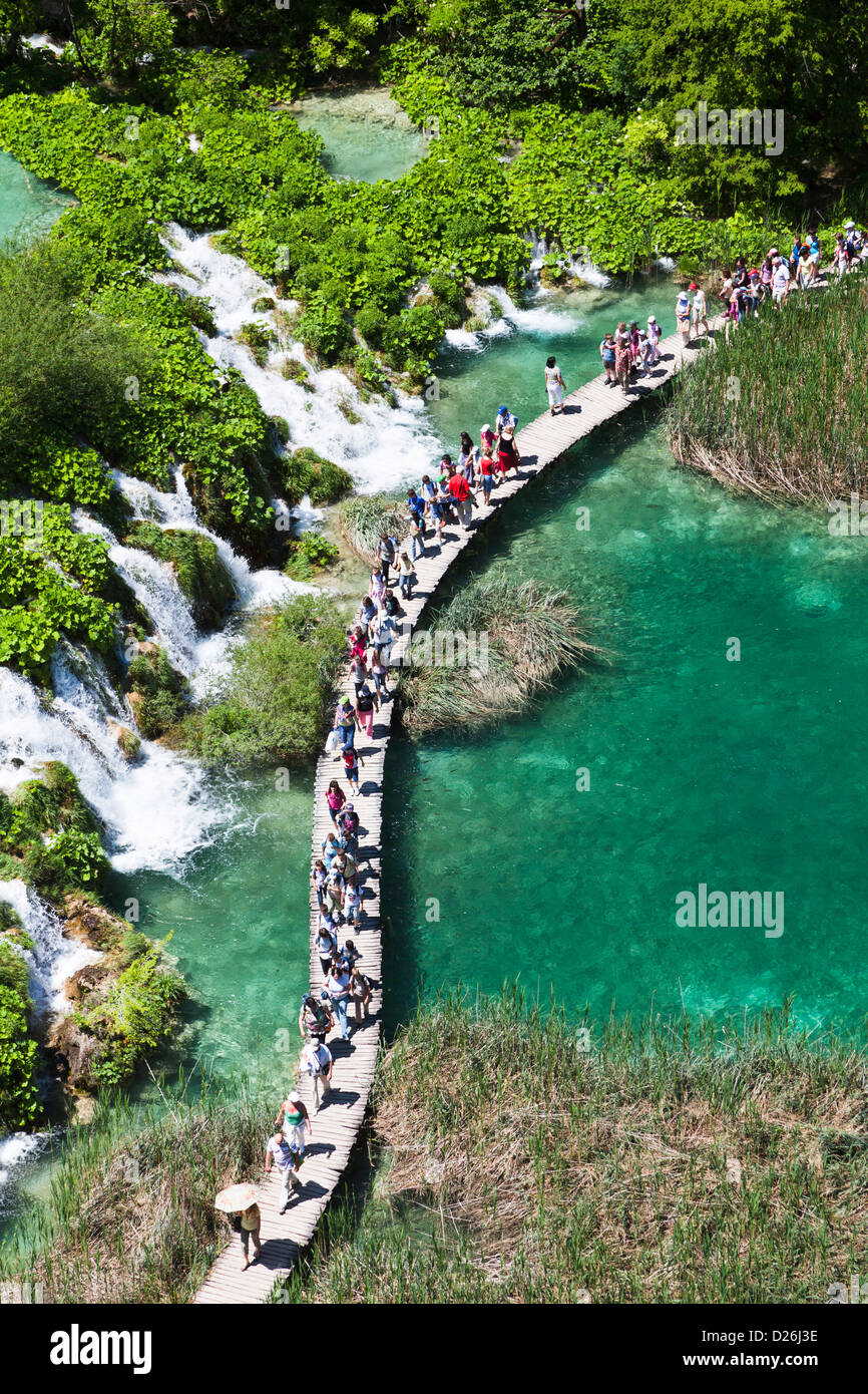 I Laghi di Plitvice nel Parco Nazionale Plitvicka Jezera in Croazia. Visitatori sul listone percorsi. Europa e Sud Croazia Foto Stock