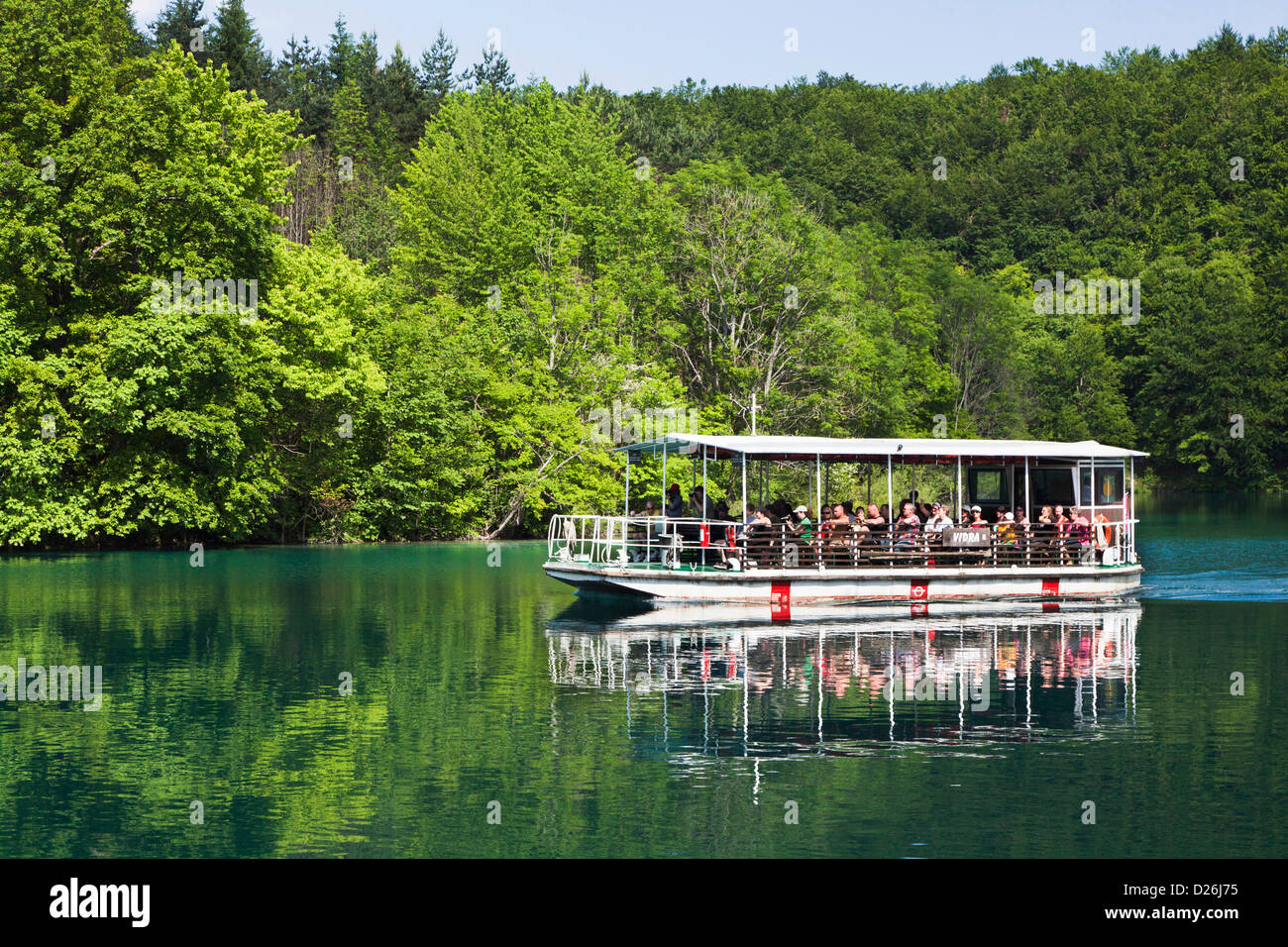 I Laghi di Plitvice nel Parco Nazionale Plitvicka Jezera. I visitatori di prendere una crociera sul lago Kozjak. Europa e Sud Croazia Foto Stock