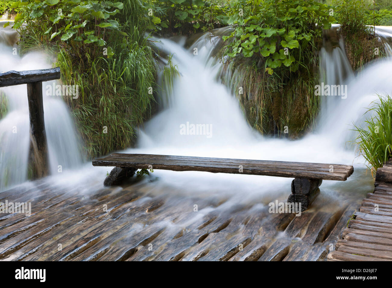 I Laghi di Plitvice nel Parco Nazionale Plitvicka Jezera in Croazia. Banco in acqua. Europa e Sud Croazia Foto Stock