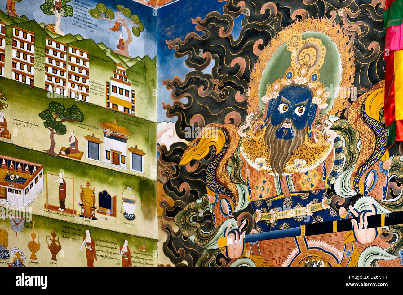Dettaglio colorato murale sulla parete esterna del XVII secolo il monastero Buddista in Tawang, Arunachal Pradesh, India. Foto Stock