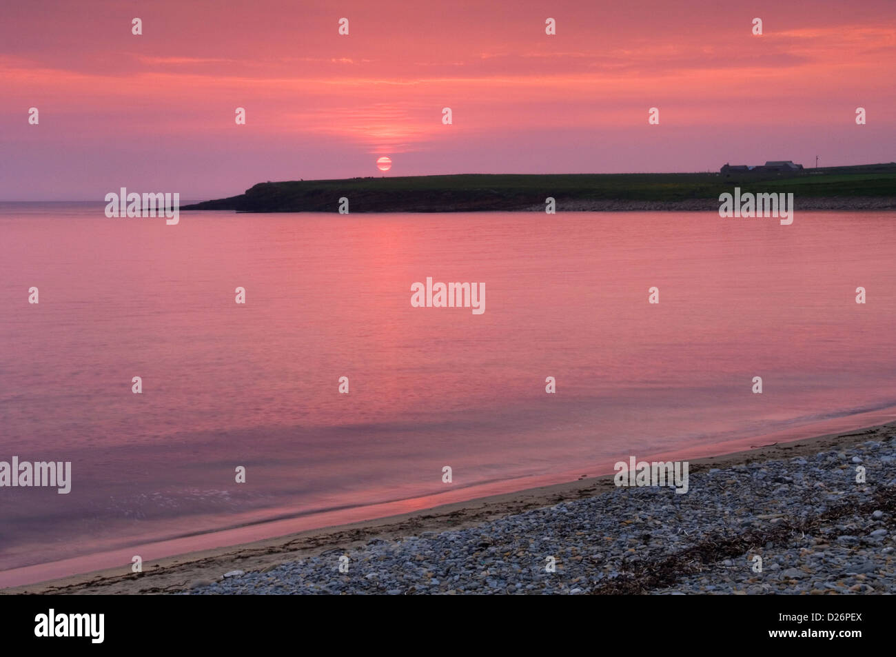 Tramonto a baia di Skaill, Orkney Islands, Scozia. Foto Stock
