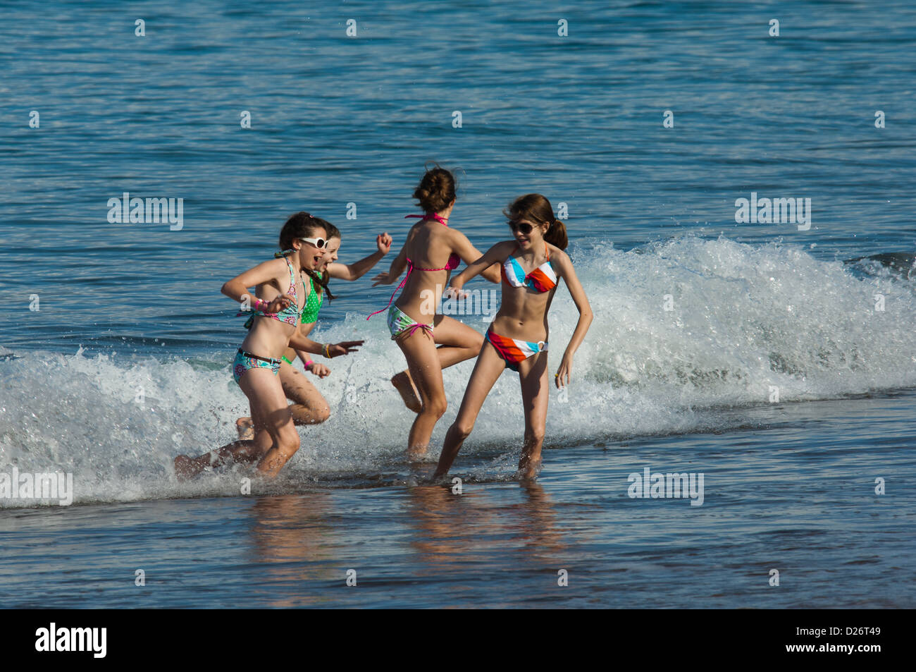 Le ragazze adolescenti giocando sulla spiaggia di Maui Hawaii Foto Stock