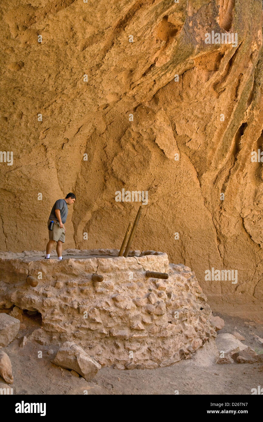 L'uomo guarda in kiva ricostruito al Bandelier National Monument, Nuovo Messico Foto Stock