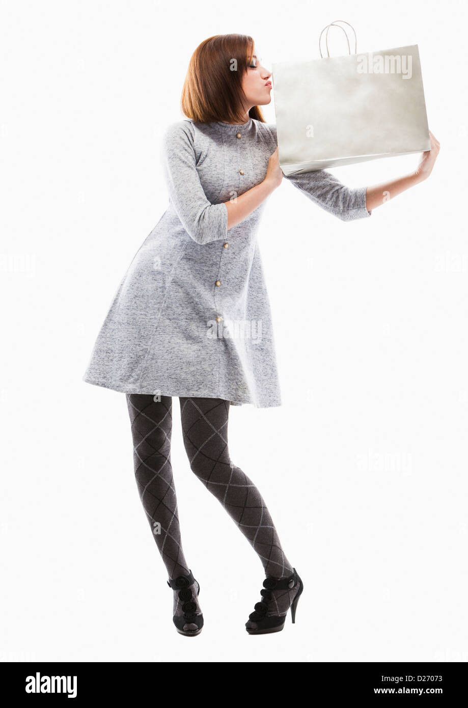 Stati Uniti d'America, giovane donna azienda shopping bag, studio shot Foto Stock