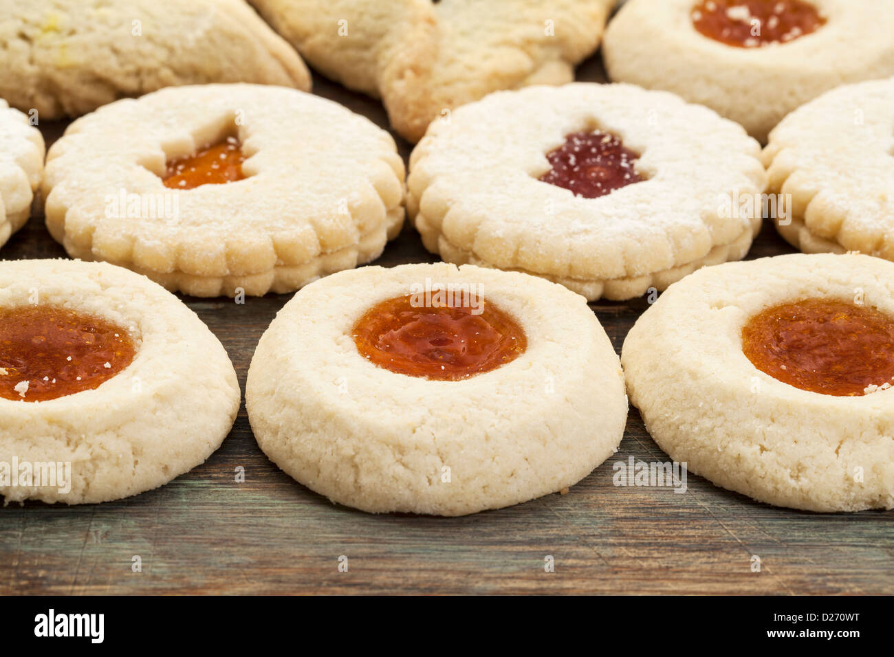 Righe di gelatine di frutta biscotto cookie sul legno dipinto sullo sfondo Foto Stock