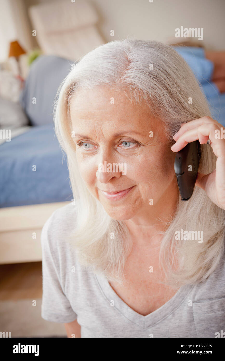 Senior Donna che parla al telefono Foto Stock