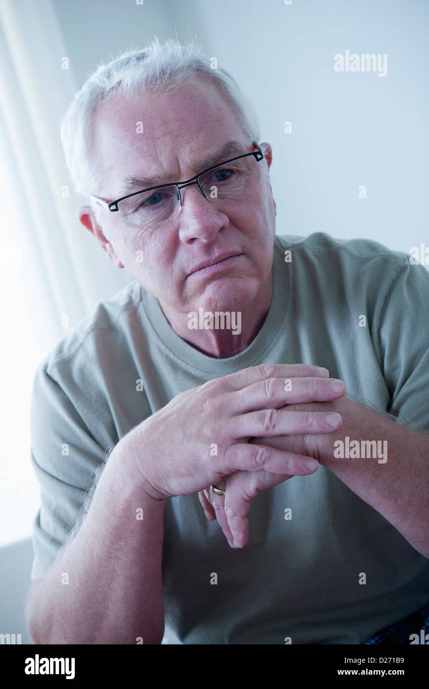 Ritratto di triste senior uomo indossa occhiali Foto Stock
