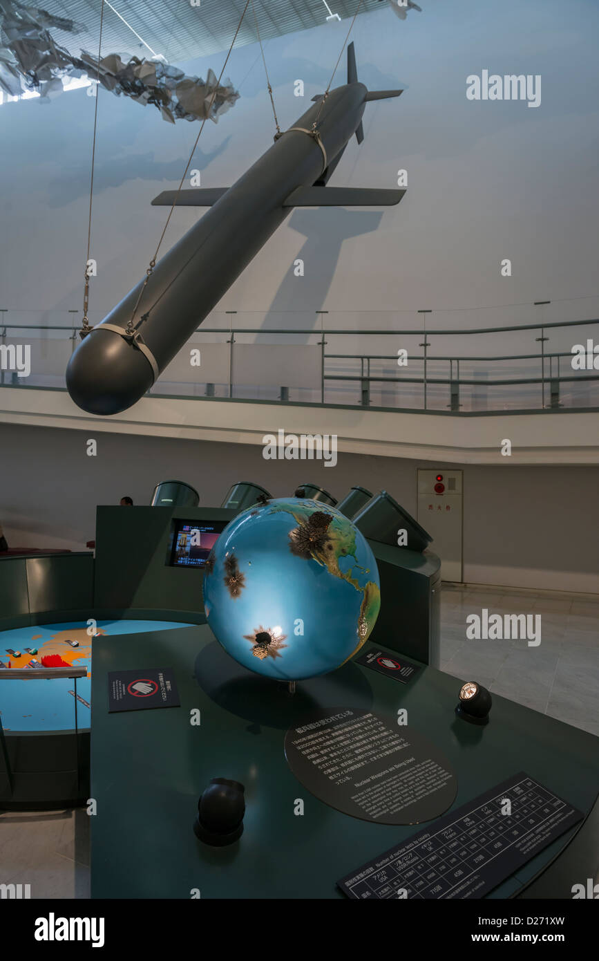 Un missile di crociera presentano per spiegare i dati demografici di arma nucleare test in tutto il mondo, di Nagasaki il Museo della Bomba Atomica Foto Stock