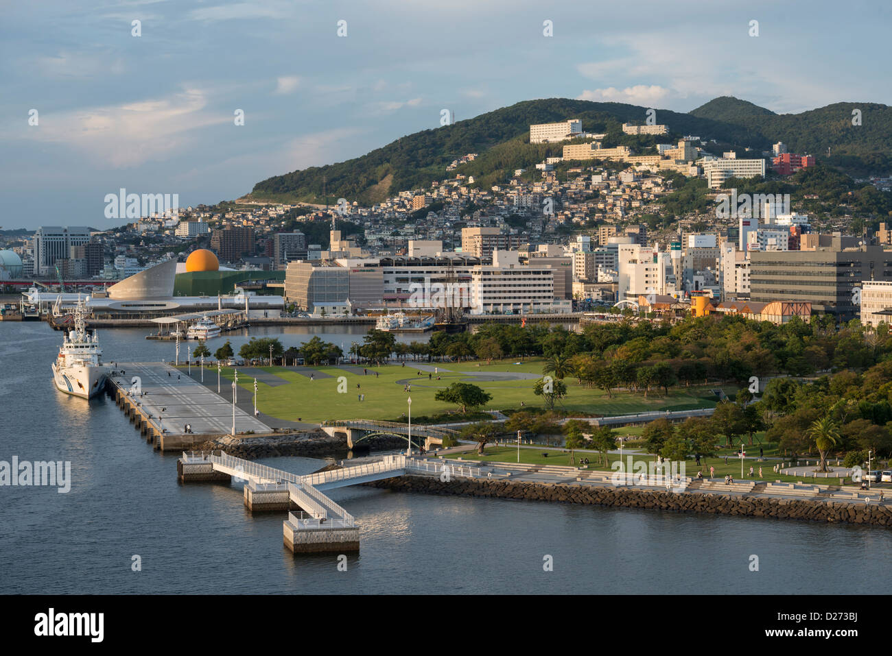 Lo Skyline di Nagasaki e Seaside Park da crociera Matsugae Pier, Giappone Foto Stock