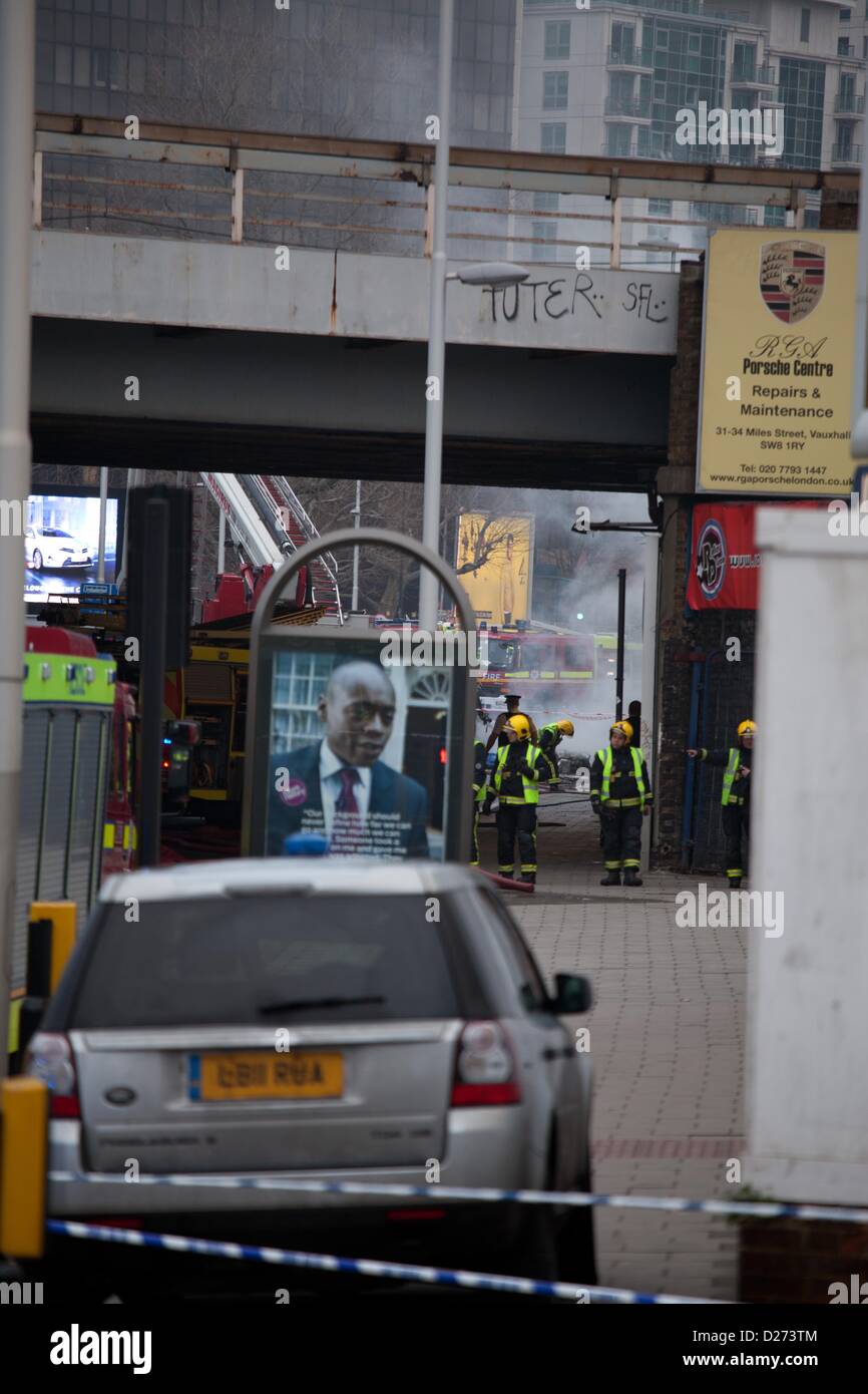 Londra, Regno Unito. 16 gennaio 2012 un elicottero si è schiantato su Wandsworth road dopo aver colpito una gru che è stata utilizzata per costruire la torre alta. Credito: Nelson pereira / Alamy Live News Foto Stock