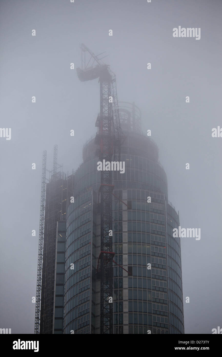 Londra, Regno Unito. 16 gennaio 2012 un elicottero si è schiantato su Wandsworth road dopo aver colpito una gru che è stata utilizzata per costruire la torre alta. Credito: Nelson pereira / Alamy Live News Foto Stock