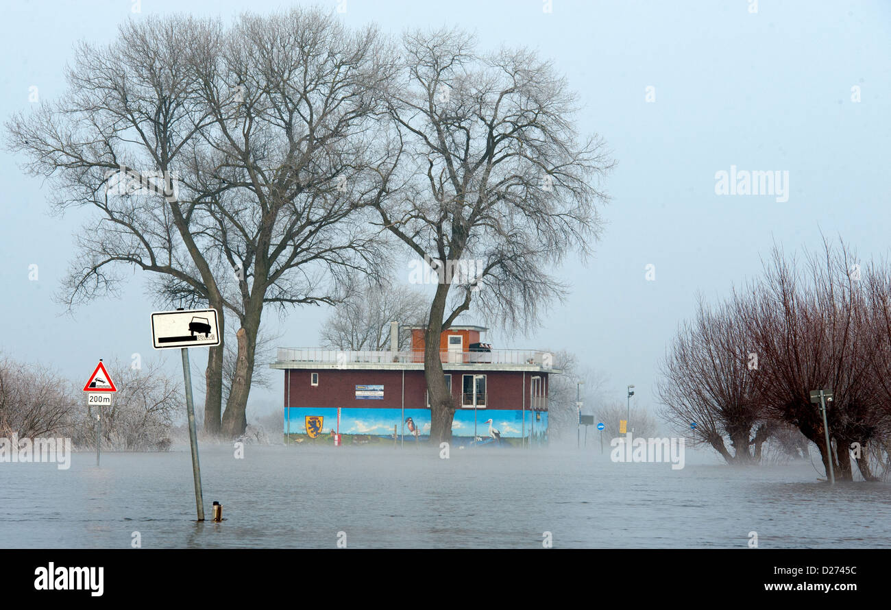 Un cafè presso la stazione del traghetto sul fiume Elba è chiuso a causa degli elevati livelli di acqua in Bleckede, Germania, 15 gennaio 2013. Foto: PHILIPP SCHULZE Foto Stock