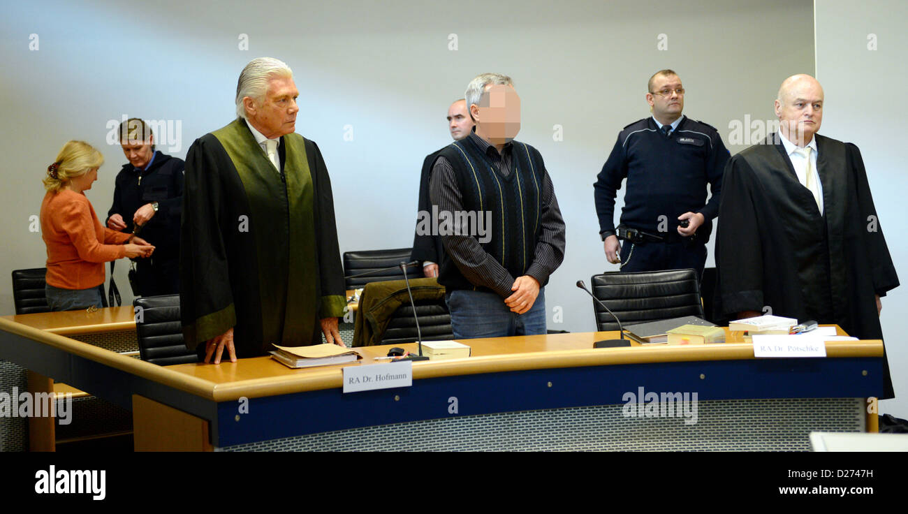 Andreas Anschlag (C,alias), un sospetto agente russo, sorge in aula con il suo avvocato Horst-Dieter Poetschke e avvocato Hofmann nelle aule di un tribunale del provinciale alta corte di giustizia e del tribunale di appello di Stoccarda, Germania, 15 gennaio 2013. Per più di venti anni il giovane è sospettato di aver fornito le informazioni dalla Germania per i servizi segreti russi CFA non funzionante tramite le caselle di posta elettronica nonché i satelliti e internet. Il focus ha mentito sulla politica e le strategie militari della UE e della Nato. Foto: Bernd Weissbrod Foto Stock