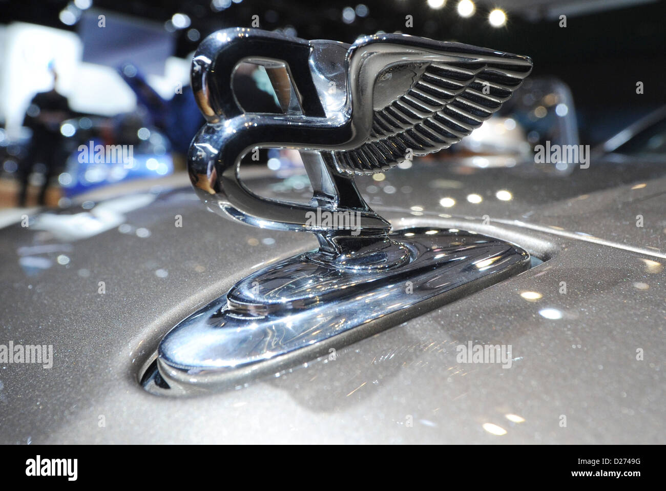 Una Bentley mascotte del radiatore decora il cofano di una Bentley auto modello durante il North American International Auto Show (NAIAS) a Detroit, STATI UNITI D'AMERICA, 14 gennaio 2013. NAIAS aperto ufficialmente il 14 gennaio 2013 ed è aperto per il pubblico in generale dal 19 gennaio al 27 gennaio 2013. Foto: Uli Deck Foto Stock