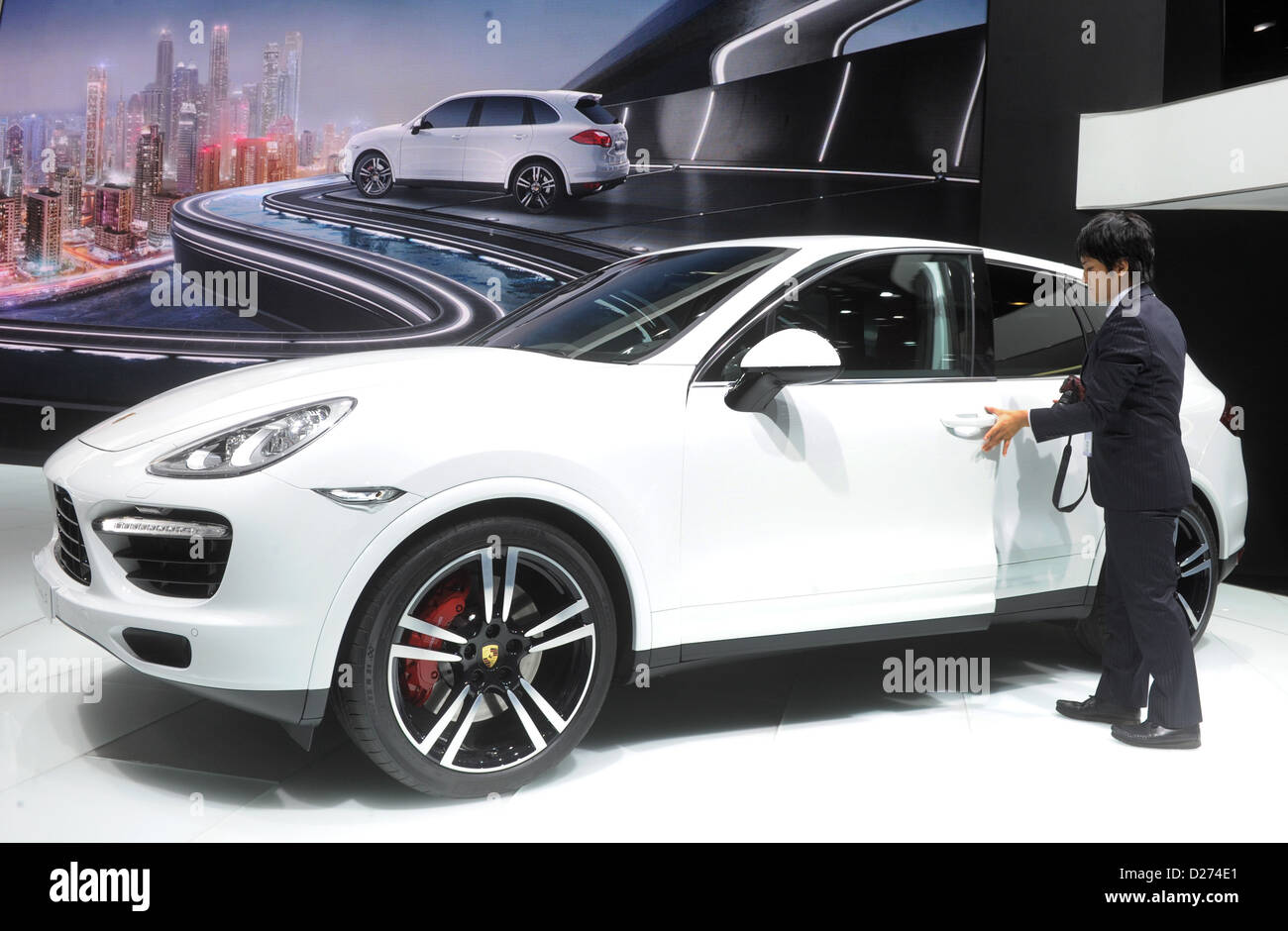 Porsche Cayenne Turbo S è svelato il secondo giorno al North American International Auto Show (NAIAS) a Detroit, STATI UNITI D'AMERICA, 14 gennaio 2013. NAIAS aperto ufficialmente il 14 gennaio 2013 ed è aperto per il pubblico in generale dal 19 gennaio al 27 gennaio 2013. Foto: Uli Deck Foto Stock