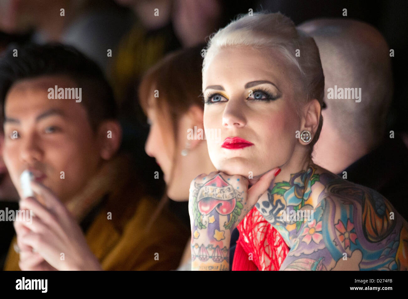 Tatuaggio austriaco modello Lexy Hell seduto in prima fila della pietra Marc fashion show durante la Mercedes-Benz della settimana della moda a Berlino, Germania, 15. Gennaio 2013. La mostra dell'autunno/inverno 2013/2014 le collezioni sono in esecuzione dal 15 al 18 gennaio 2013. Foto: Maurizio Gambarini/dpa Foto Stock