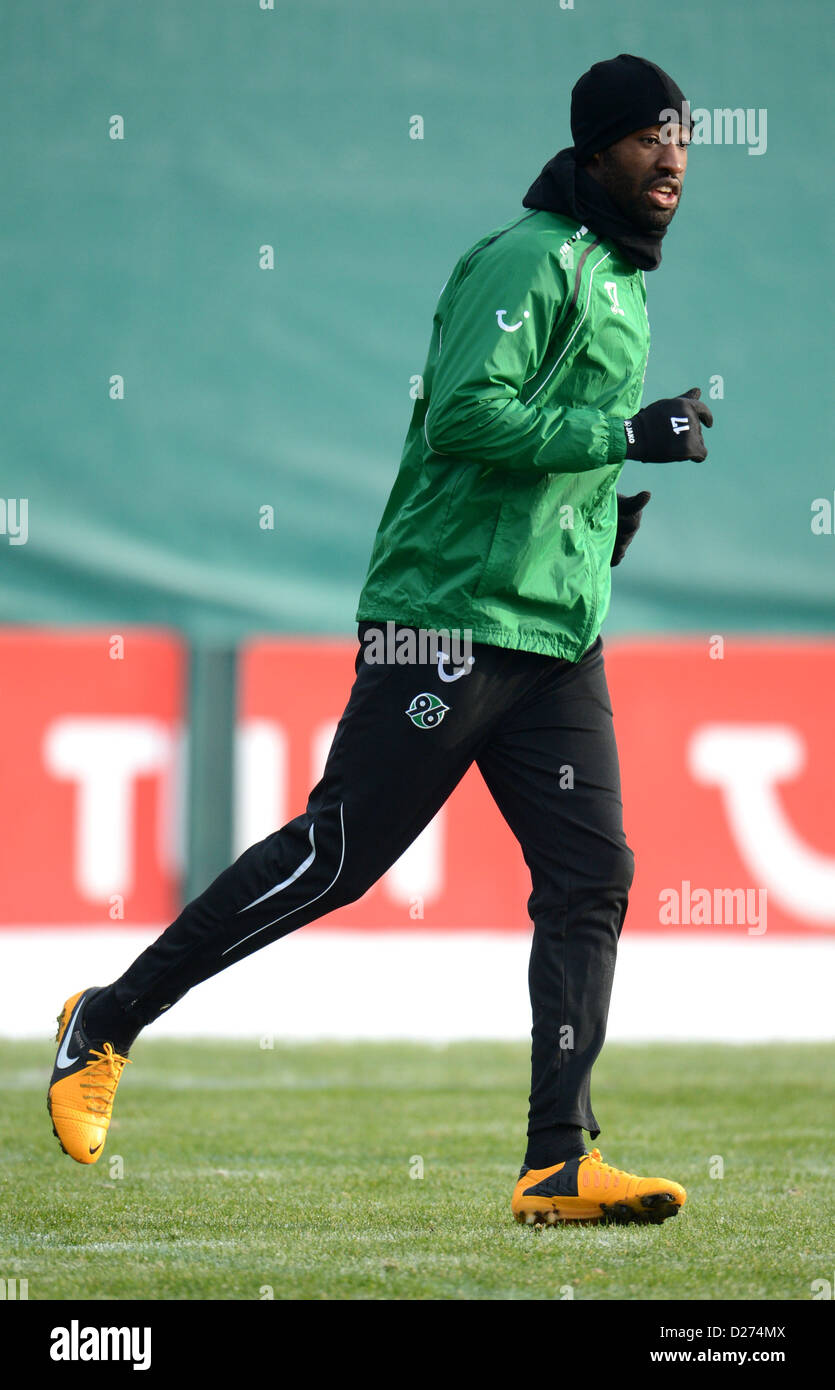 Hannover è di nuovo arrivo Johan Djourou sorge durante il corso di formazione in Bundesliga tedesca Hannover club 96 di Hannover, Germania, 15 gennaio 2013. Foto: JULIAN STRATENSSCHULTE Foto Stock