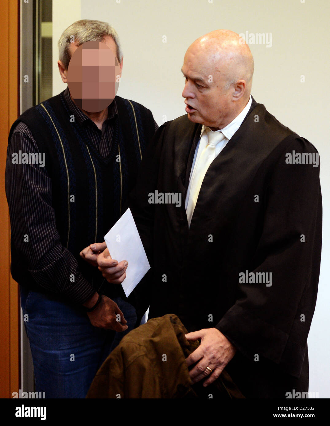 Avvocato Horst-Dieter Poetschke (R) che rappresenta un sospetto agente russo-giovane, colloqui con gli accusati Andreas Anschlag (L, pseudonimo) nelle aule di un tribunale del provinciale alta corte di giustizia e del tribunale di appello di Stoccarda, Germania, 15 gennaio 2013. oltre venti anni il giovane deve avere dato le informazioni dalla Germania per i servizi segreti russi CFA non funzionante tramite le caselle di posta elettronica nonché i satelliti e internet. Il focus ha mentito sulla politica e le strategie militari della UE e della Nato. Foto: Bernd Weissbrod Foto Stock