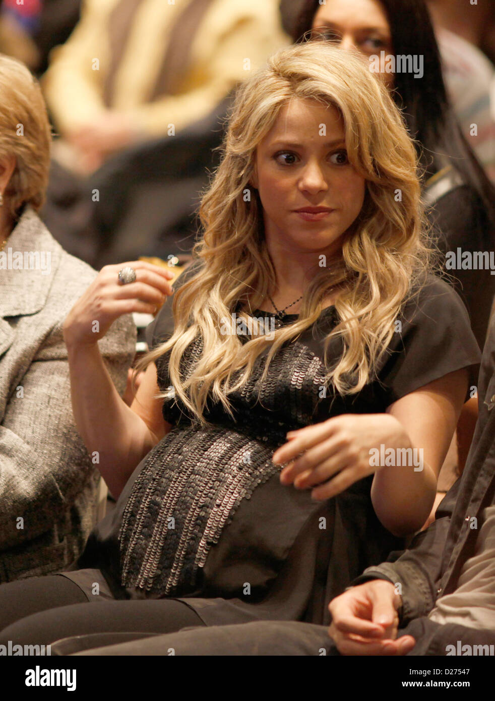 Barcellona, Spagna - 14 gennaio: cantante colombiana Shakira partecipa a una conferenza stampa per il suo padre William Mebarak Chadid ultima presentazione del libro 'Al Viento y Al Azar' presso la Casa del Llibre bookstore on gennaio 14, 2013 a Barcellona, Spagna. Foto di Elkin Cabarcas Foto Stock