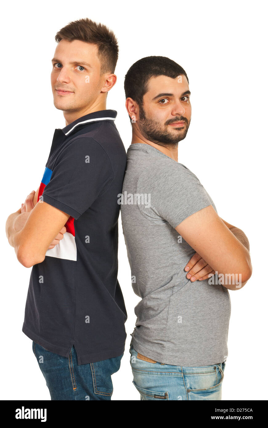 Casual amici uomini stavano in piedi di schiena con le braccia incrociate isolato su sfondo bianco Foto Stock