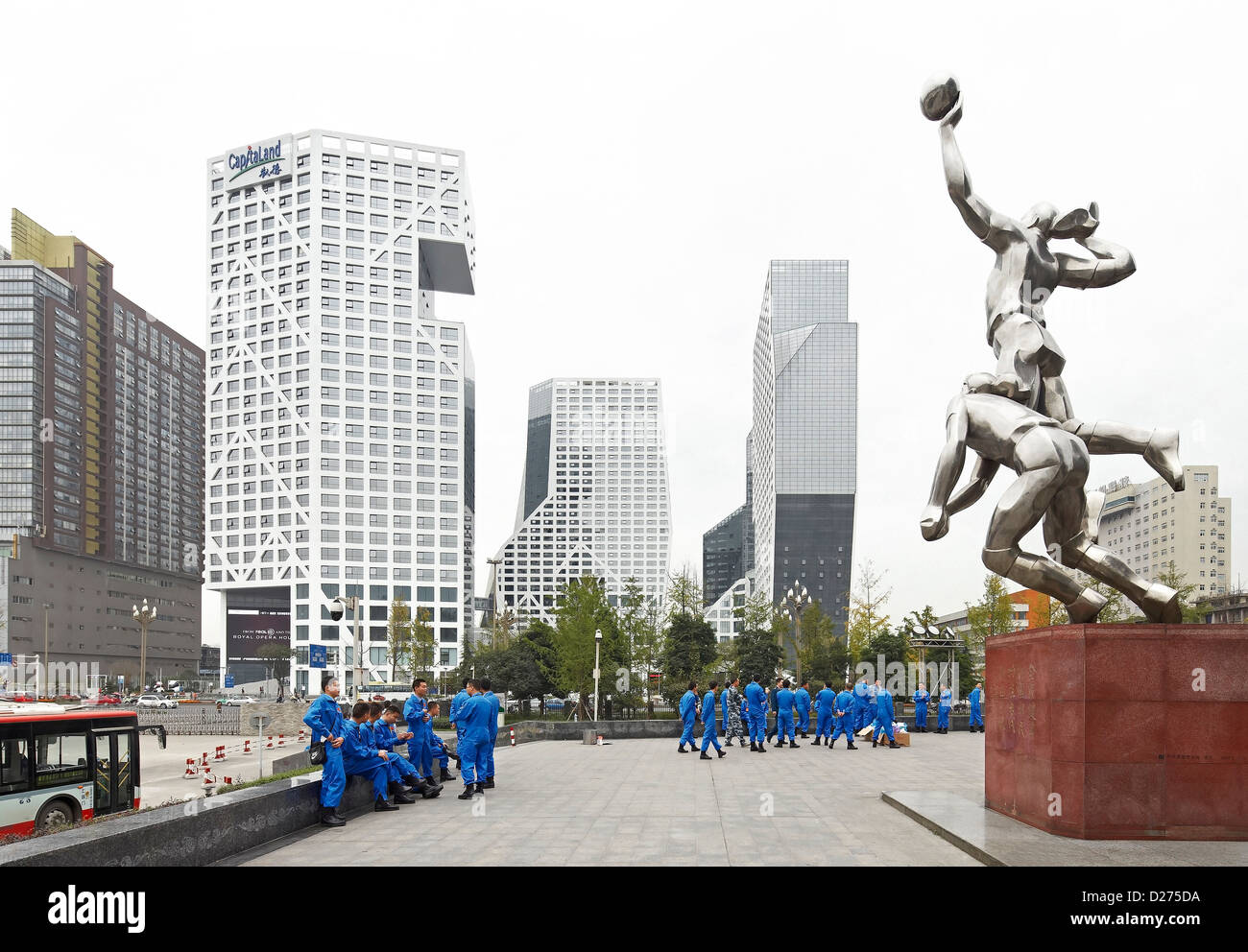 Tagliate a fette il blocco di porosità, Chengdu, in Cina. Architetto: Steven Holl Architects, 2013. Tagliate a fette il blocco di porosità visto dalla piazza. Foto Stock