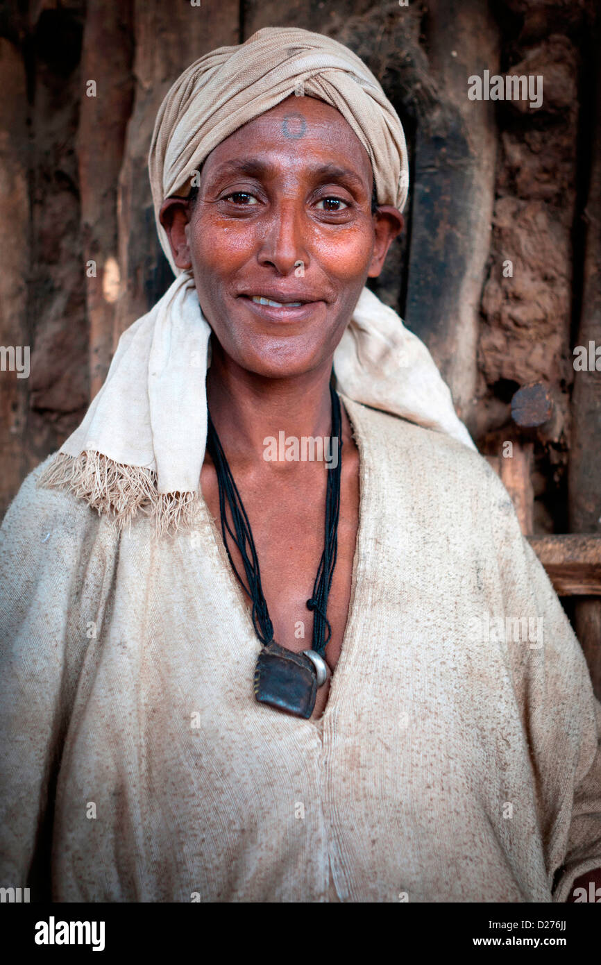 Ritratto di una donna etiope presso il villaggio di Zeguara vicino a Bahir Dar, Etiopia. Foto Stock