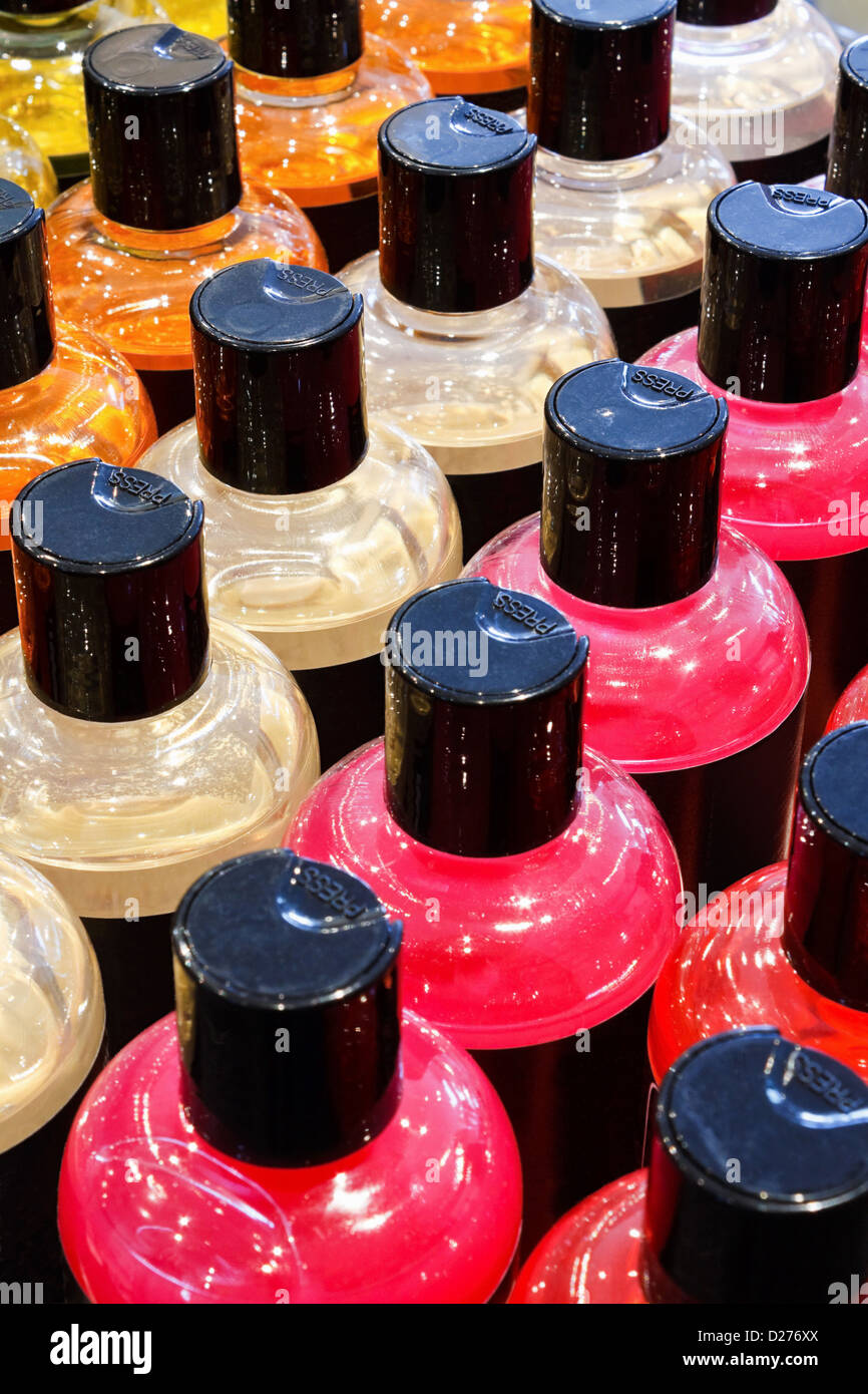 Lussuoso bagno di schiuma di bottiglie in colori vivaci di un popolare coccole e prodotto di bellezza Foto Stock