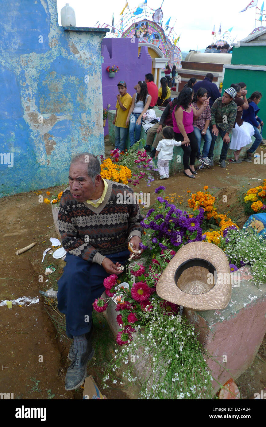 Giorno dei Morti celebrazioni quando le persone siedono intorno tombe e volare aquiloni nel cimitero per ricordare cari defunti, Guatemala Foto Stock