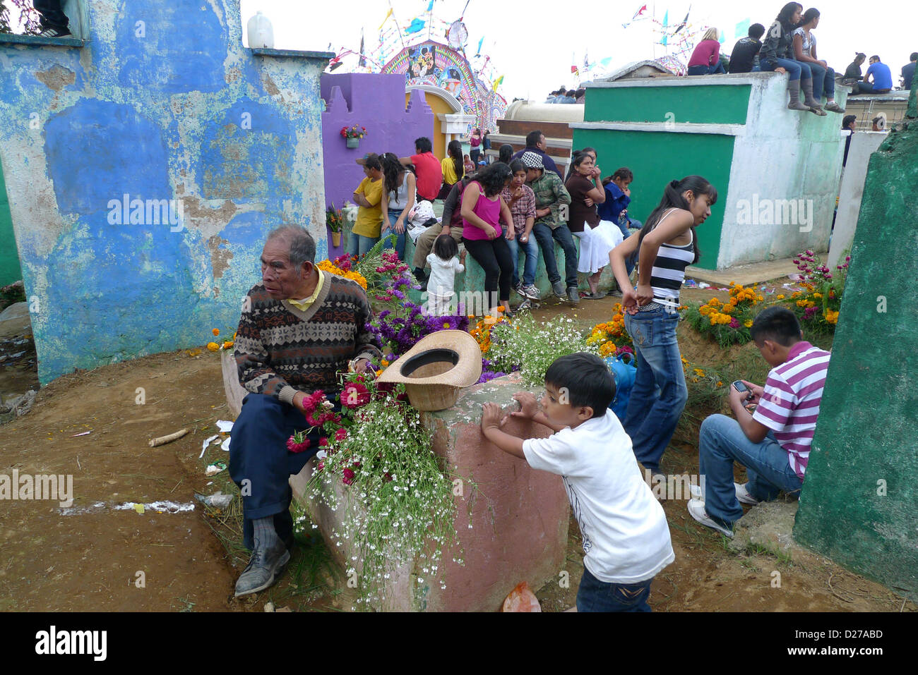 Giorno dei Morti celebrazioni quando le persone siedono intorno tombe e volare aquiloni nel cimitero per ricordare cari defunti, Guatemala Foto Stock