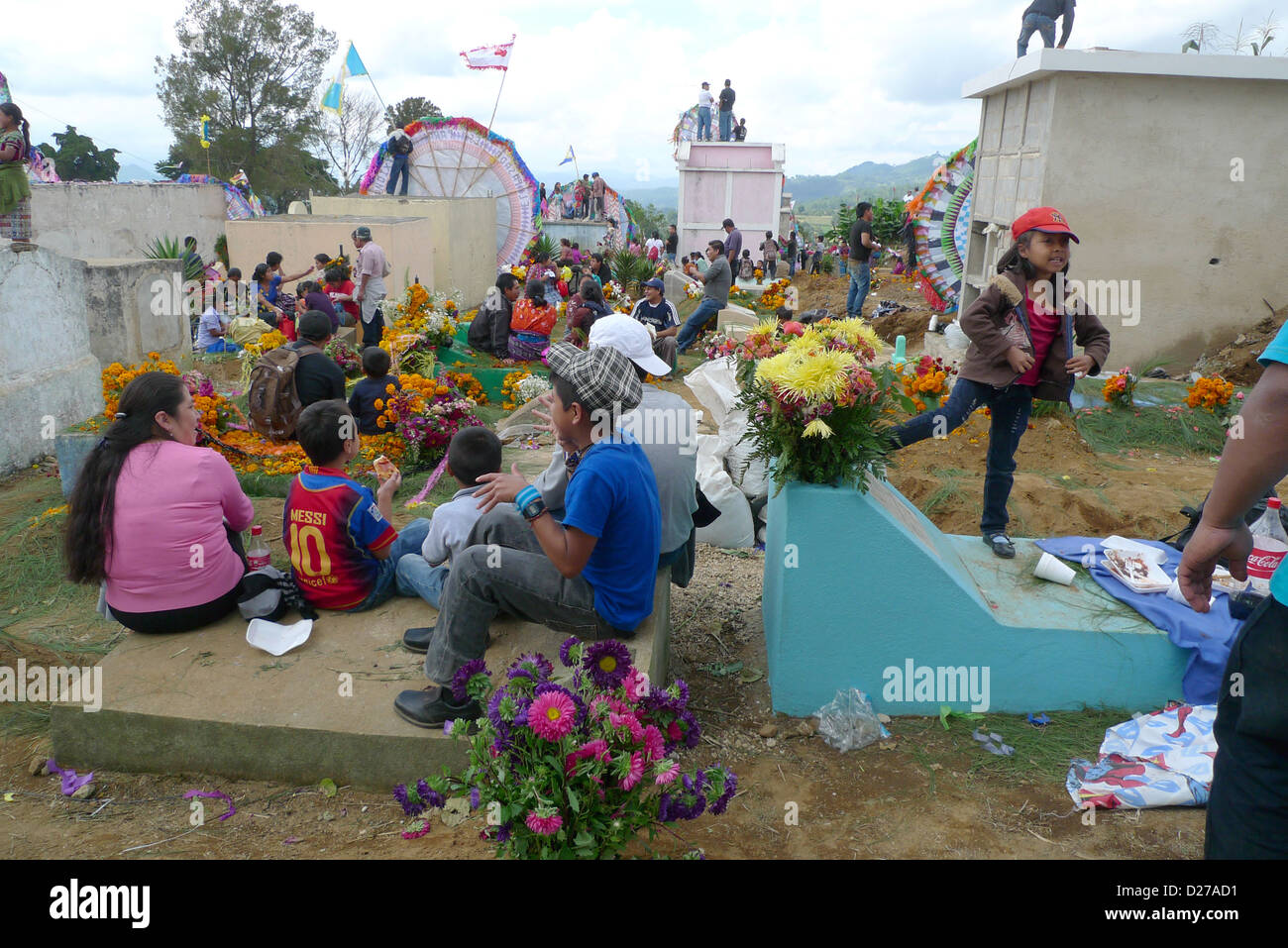 Giorno dei Morti celebrazioni quando le persone siedono intorno tombe e volare aquiloni nel cimitero per ricordare cari defunti, Guatemala Foto Stock