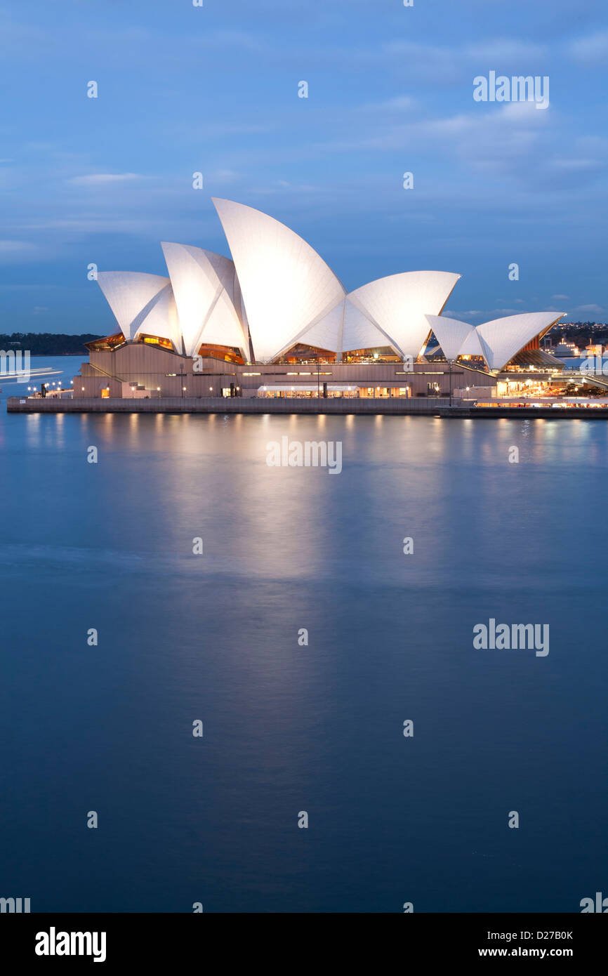 Crepuscolo tramonto sopra le vele della Sydney Opera House Sydney Australia Foto Stock