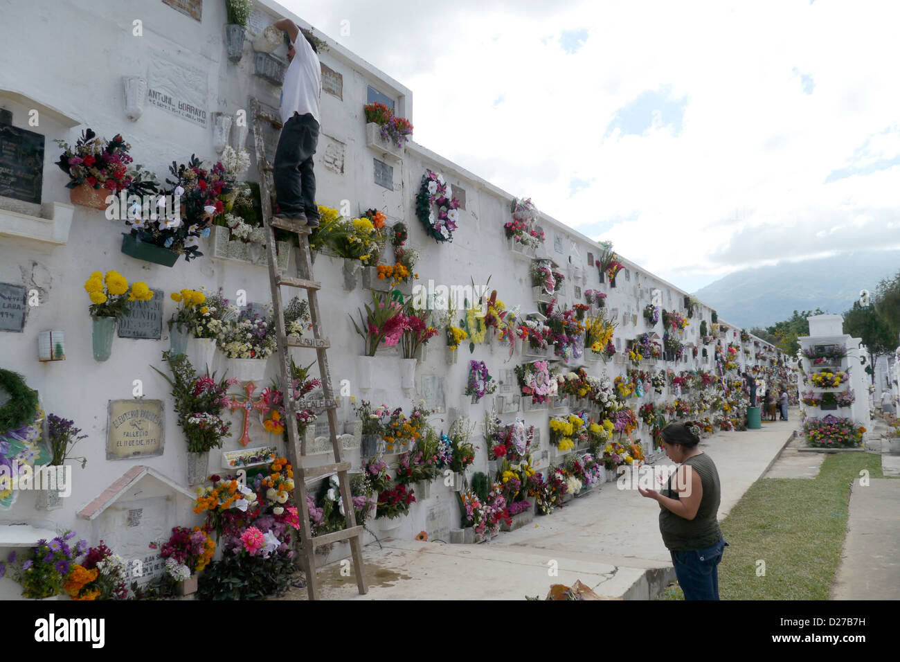 Nel cimitero principale. Sepolcri adornati con fiori. Antigua il giorno dei morti. Foto Stock