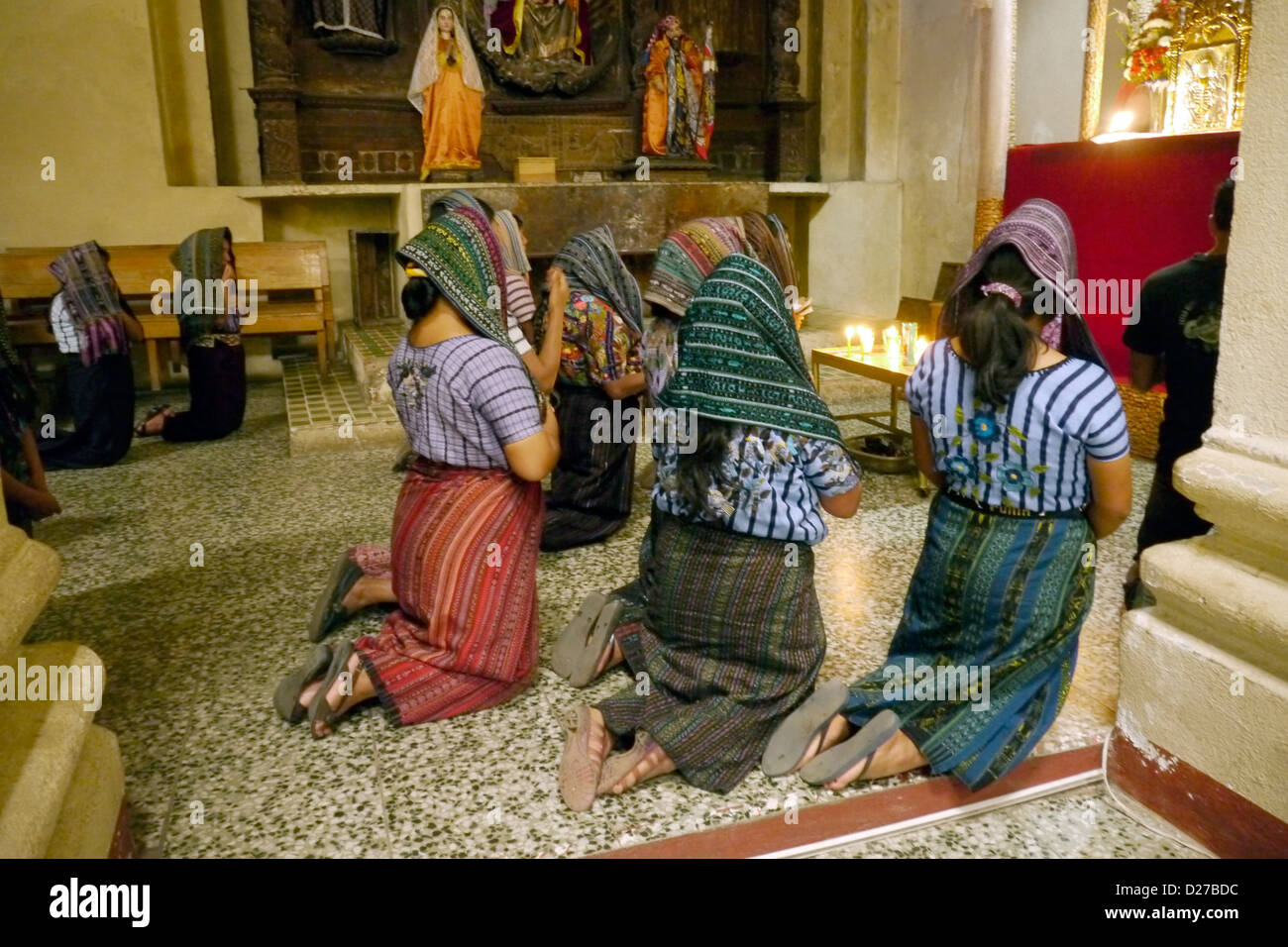 La Chiesa cattolica. Le donne maya pregando. Santiago de Atitlan. Foto Stock