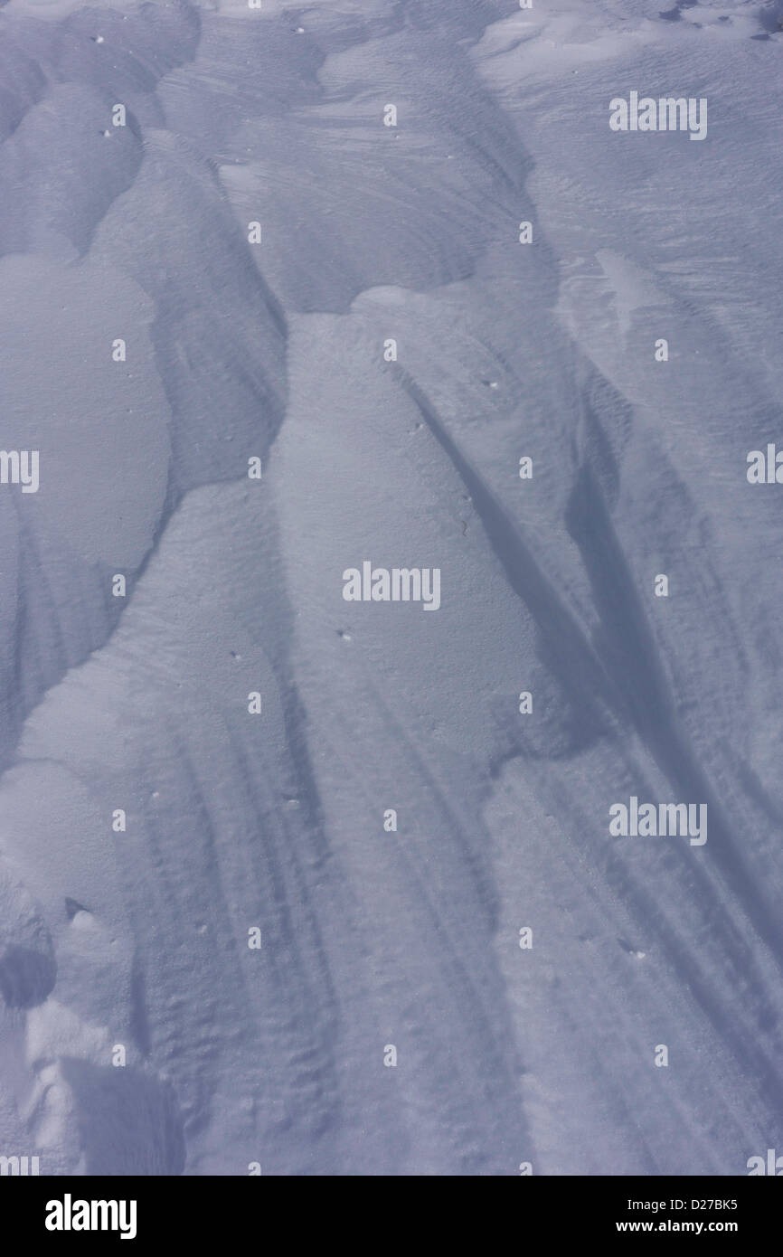 Vento neve soffiata, il cumulo di neve, scolpito Foto Stock