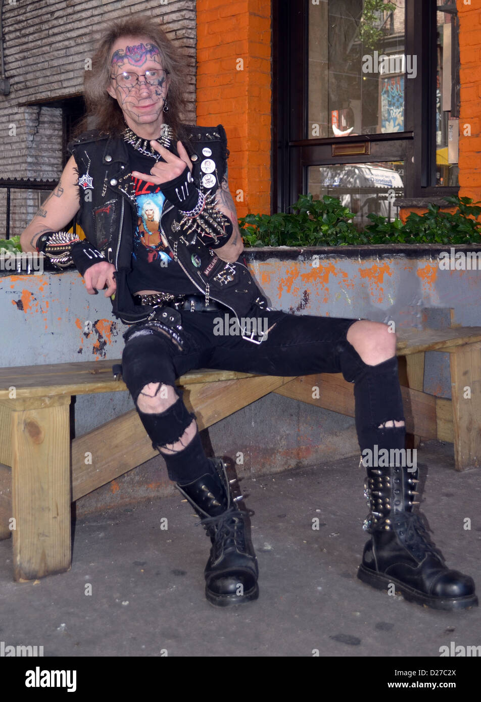 Ritratto di Bob, una mezza età uomo con più tatuaggi, in un punk outfit nell'East Village di New York City Foto Stock