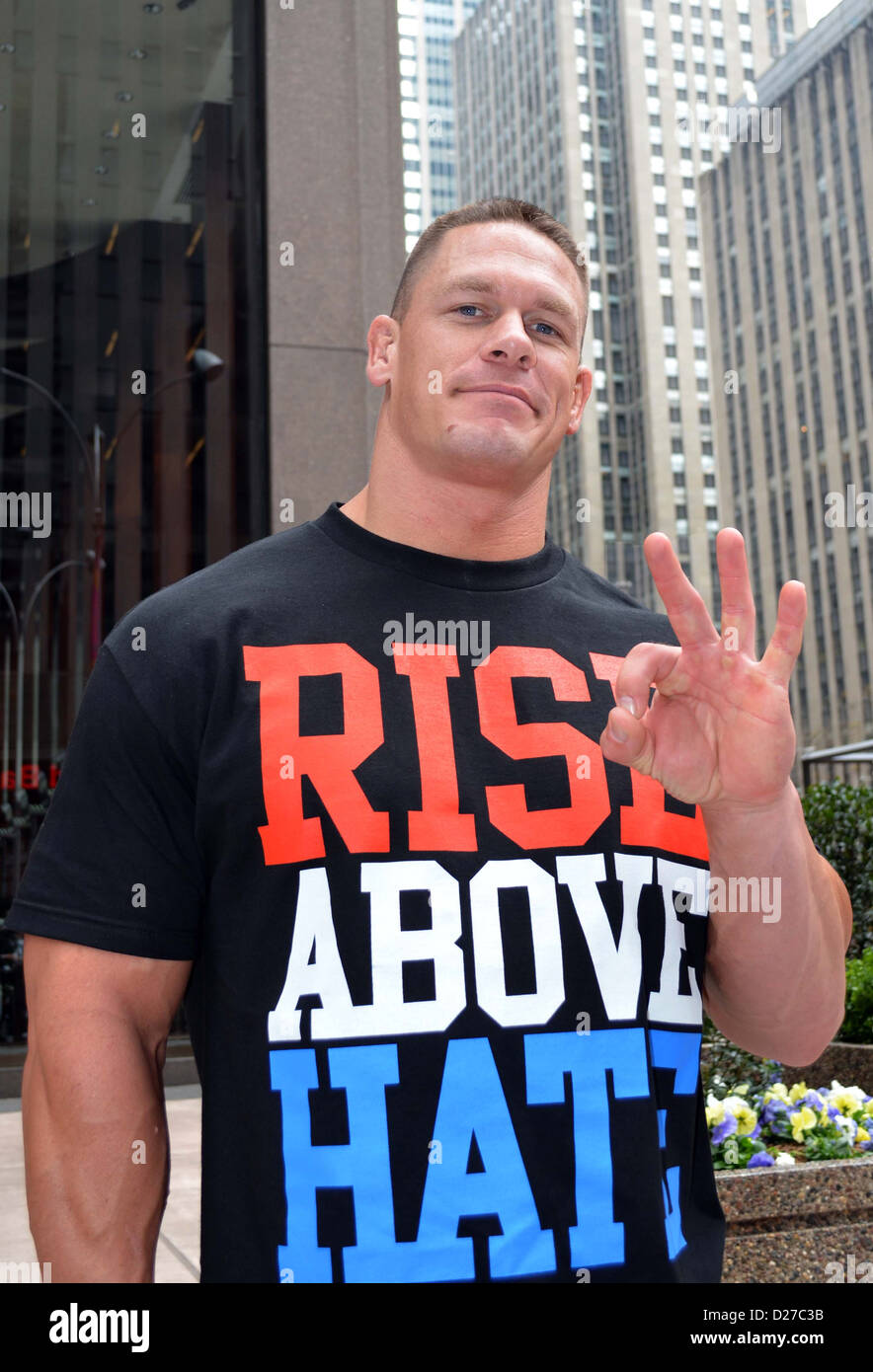 Wrestler John Cena fotografato in Midtown Manhattan indossando un salire al di sopra di odio t-shirt Foto Stock