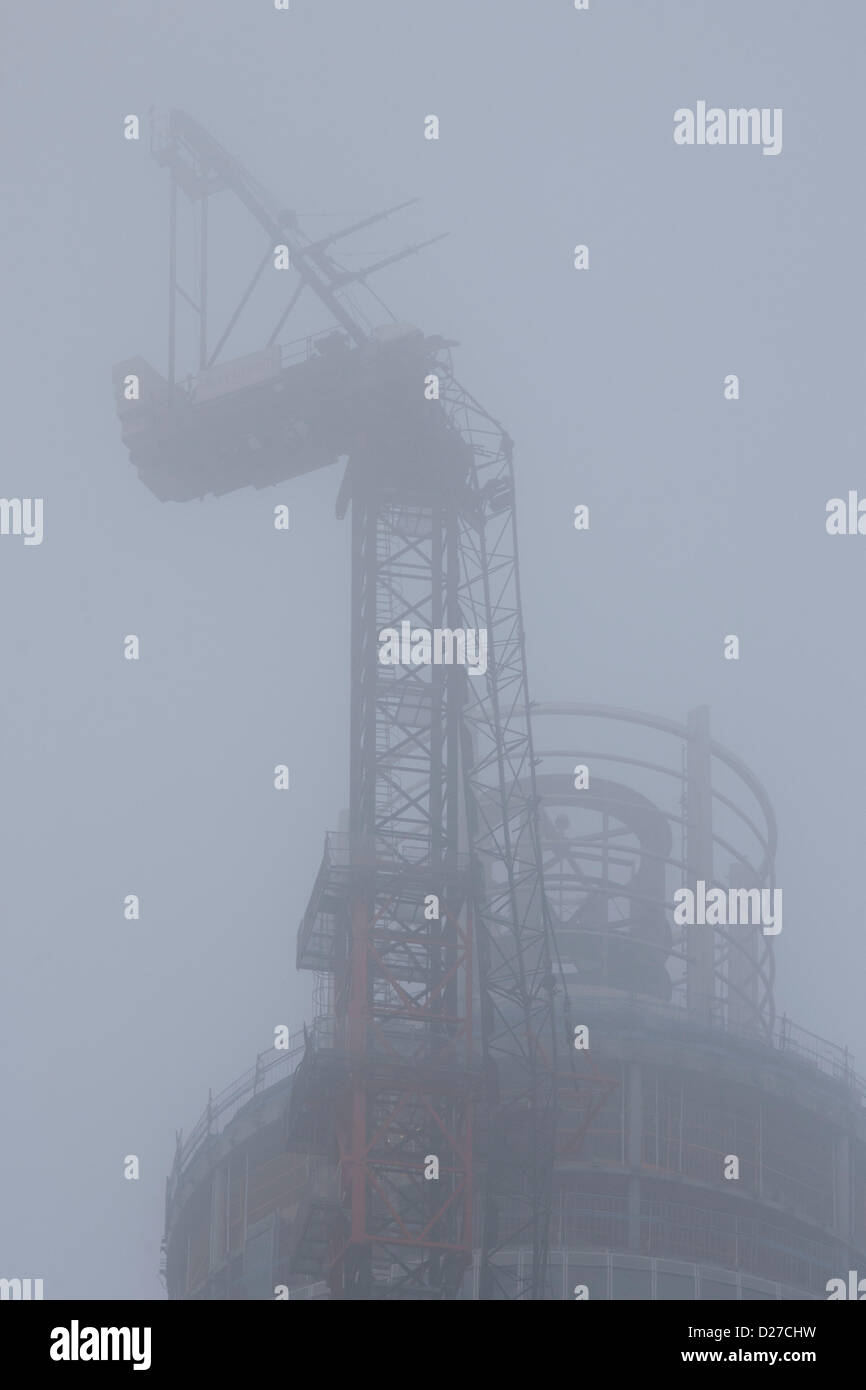 Londra, Regno Unito. 16 gennaio 2013. Postumi di un elicottero incidente nella costruzione di gru il grattacielo residenziale St George's Wharf Tower presso Vauxhall nel sud di Londra. A circa 08.00 il velivolo apparentemente schiantato la gru nella nebbia di congelamento, lo sbarco nella strada accanto a una linea principale linea ferroviaria. La torre è di 181 metri (594 ft) di altezza con 49 piani, ora il più alto edificio residenziale nel Regno Unito. La sua gru che azionata sul lato della torre è stata strappata, lo sbarco di seguito. Credito: RichardBaker / Alamy Live News Foto Stock