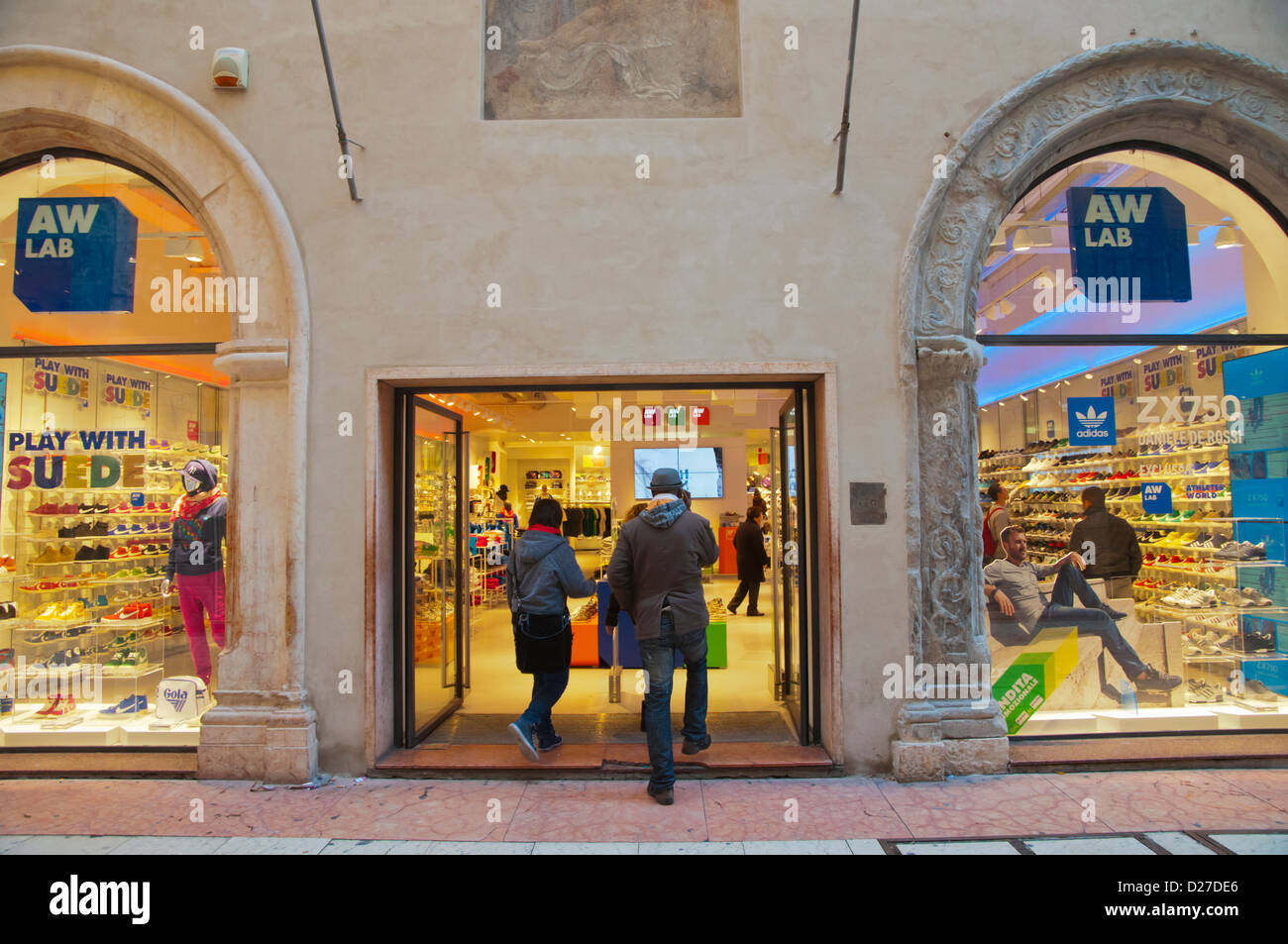 AW Lab negozio di calzature Via Mazzini strada pedonale della città vecchia  città di Verona Veneto Italia del nord Europa Foto stock - Alamy