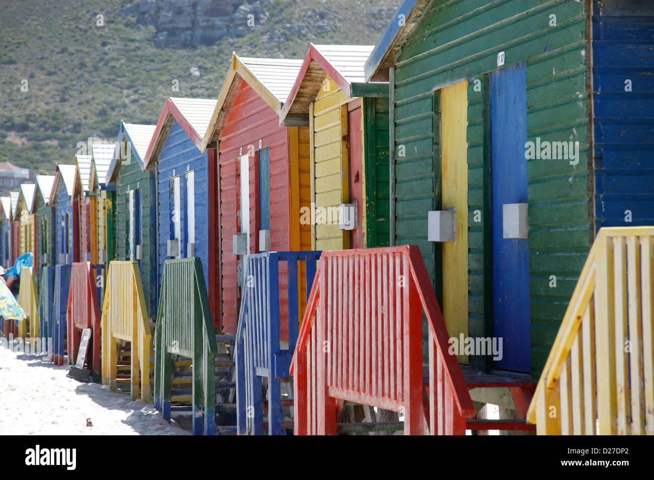 Angolo acuto di variopinte cabine sulla spiaggia, Città del Capo Foto Stock