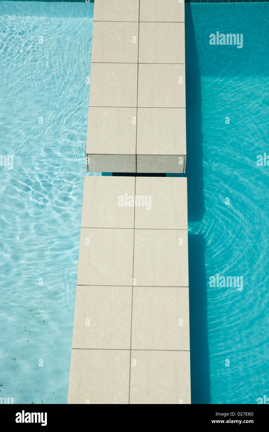 Abstract blu piscina Isola di pietra piastrelle acqua increspature riflessione Foto Stock