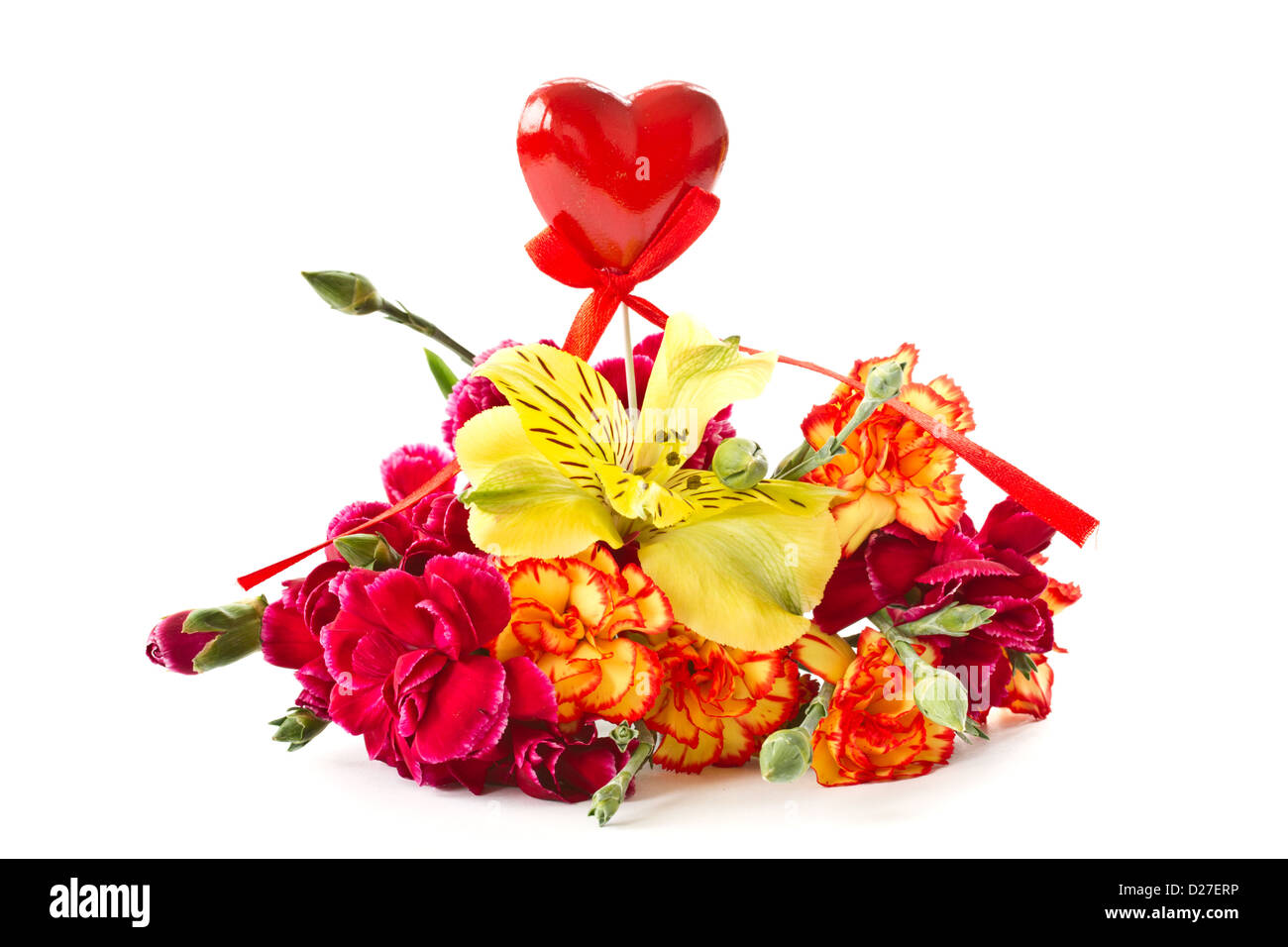 Alstroemeria e garofani rossi su sfondo bianco Foto Stock