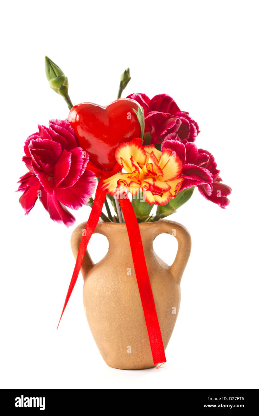 Alstroemeria e garofani rossi su sfondo bianco Foto Stock