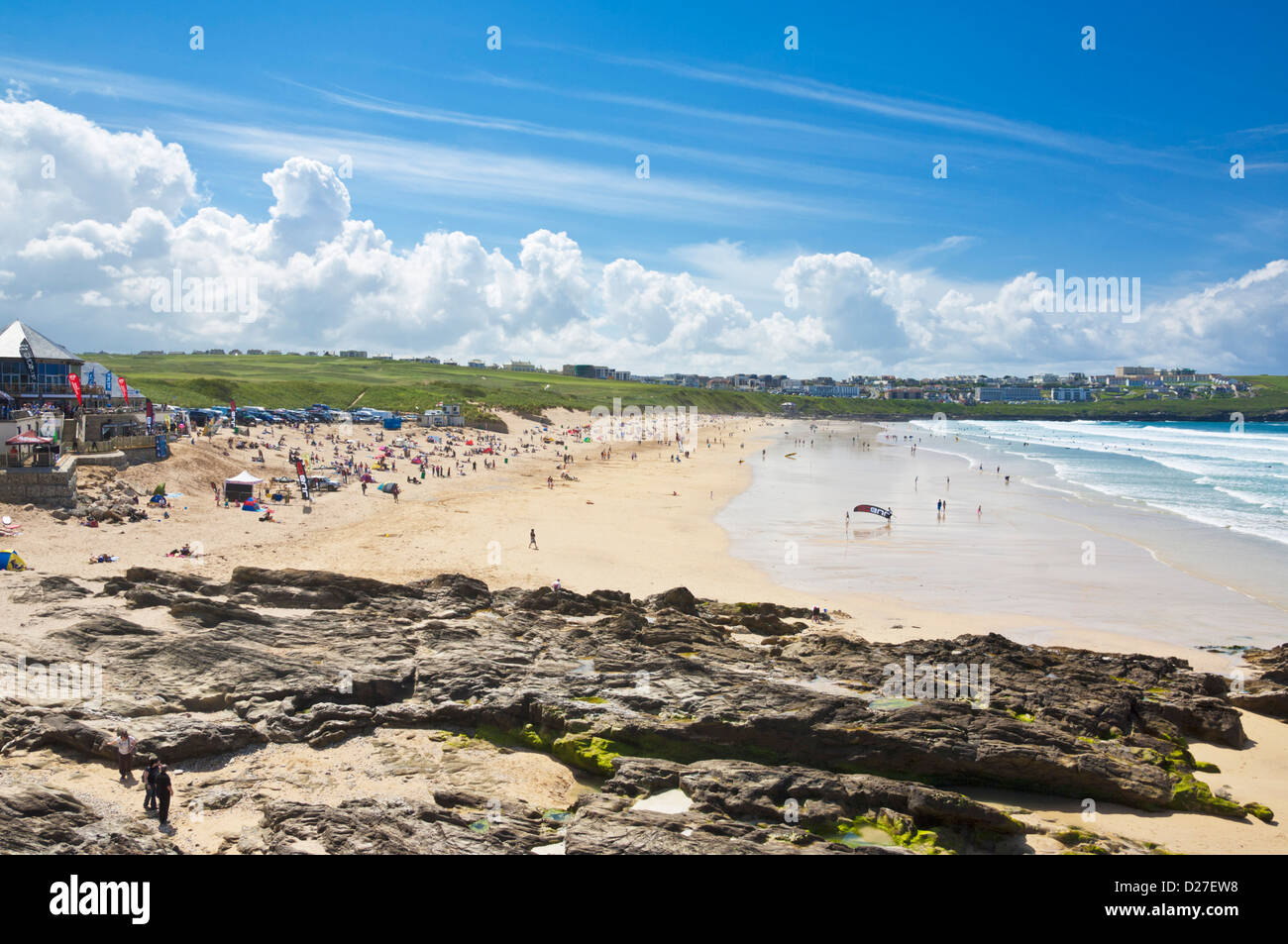 Per i turisti e surfisti sulla Fistral Beach, Newquay Cornwall, Inghilterra, GB, Regno Unito e Unione europea, Europa Foto Stock