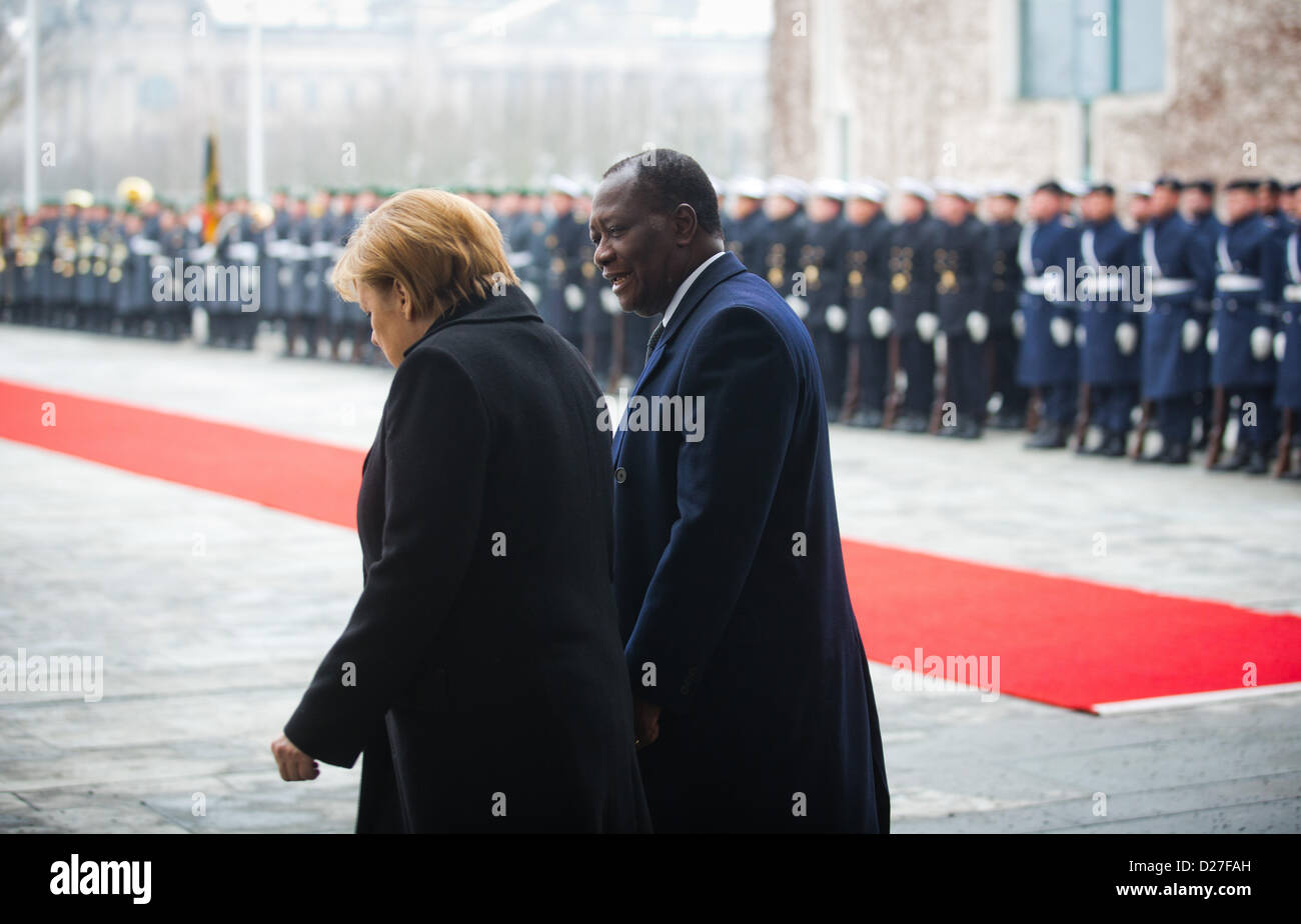 Berlino, Germania. 16 gennaio 2013. Il cancelliere tedesco Angela Merkel riceve Ivoirian Presidente Alassane Ouattara a Berlino, Germania, 16 gennaio 2013. Merkel incontra Ouattara presso la cancelleria per colloqui bilaterali. Foto: MICHAEL KAPPELER/Alamy Live News Foto Stock