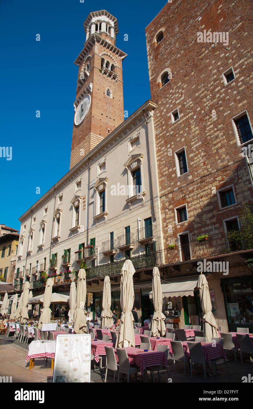 Piazza delle Erbe piazza centrale della città di Verona Veneto Italia del nord Europa Foto Stock