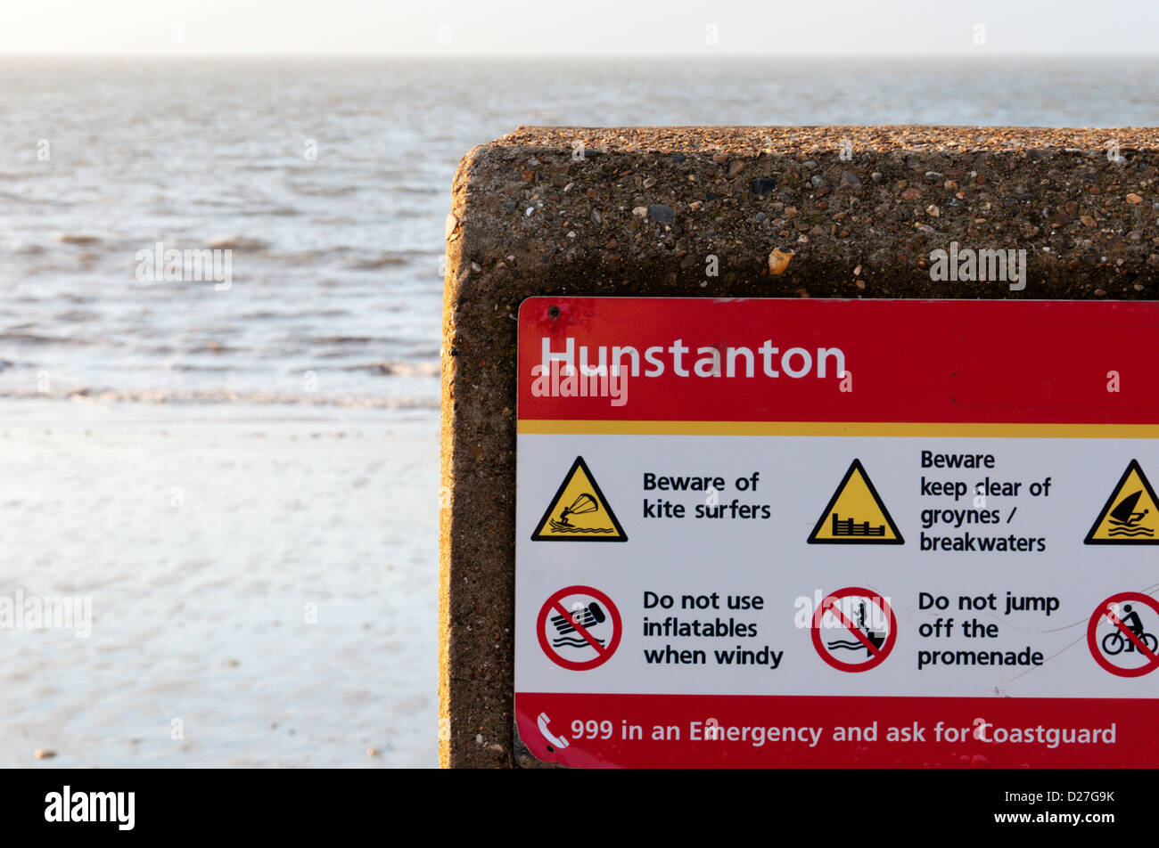 Un segno sul mare-muro a Hunstanton in Norfolk Segnala pericoli Foto Stock