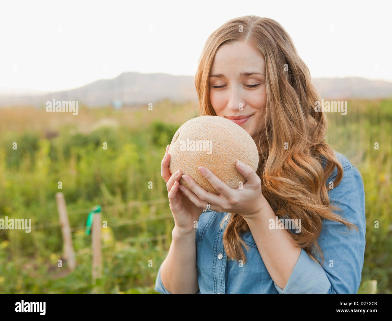 Stati Uniti d'America, Utah, Salt Lake City, Ritratto di giovane donna holding di melone Foto Stock