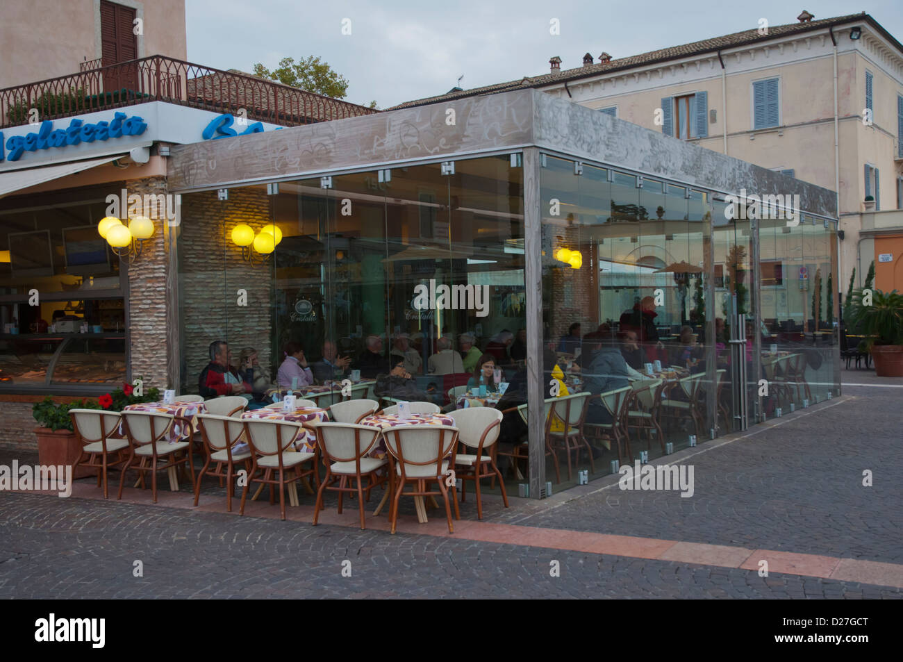 Cafe con pareti di vetro e il soffitto a waterfront Bardelino città Lago di Garda Lago di Garda Veneto Italia Europa Foto Stock