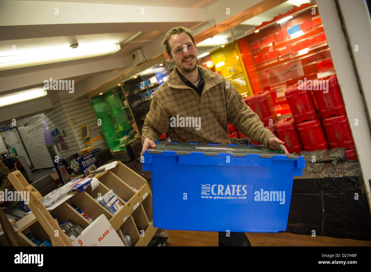 Aberystwyth, Wales, Regno Unito. 16 gennaio 2013 Personale presso una filiale della ormai defunta-Jessops archivio fotografico in Aberystwyth Wales UK trasportare casse di stock al di fuori del negozio. Le merci vengono prese ad un magazzino centrale di Milton Keynes, da dove i fornitori originale può essere in grado di recuperare il possesso. Foto ©keith morri Foto Stock